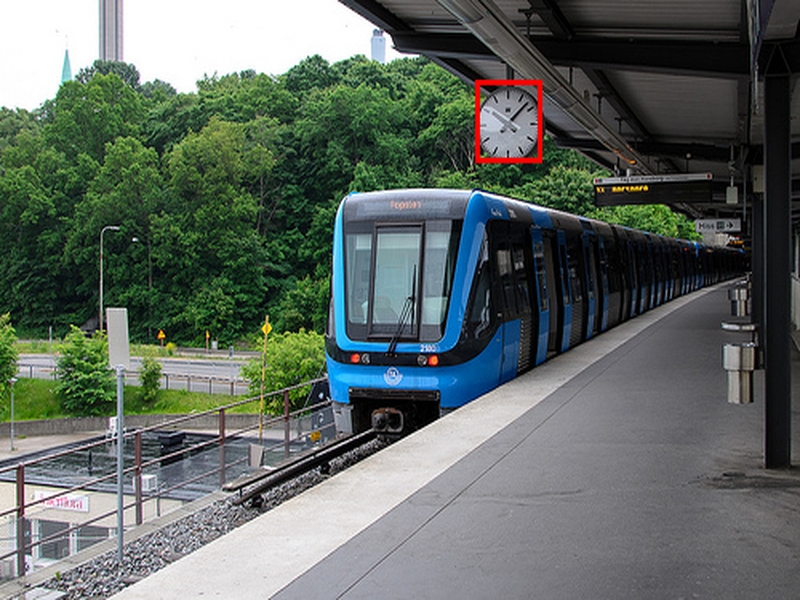 Dense Captioning example image: train station clock