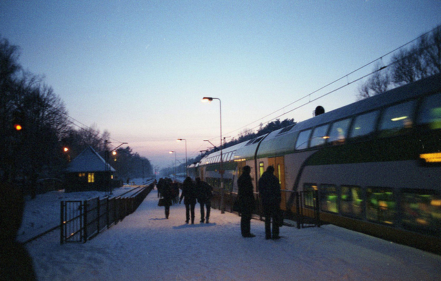 349098